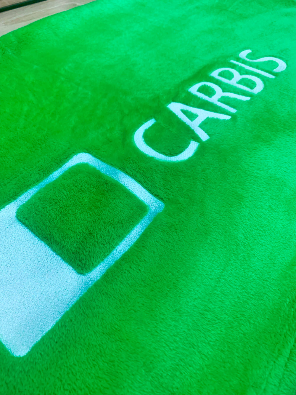 Флисовые пледы с вышивкой для CARBIS